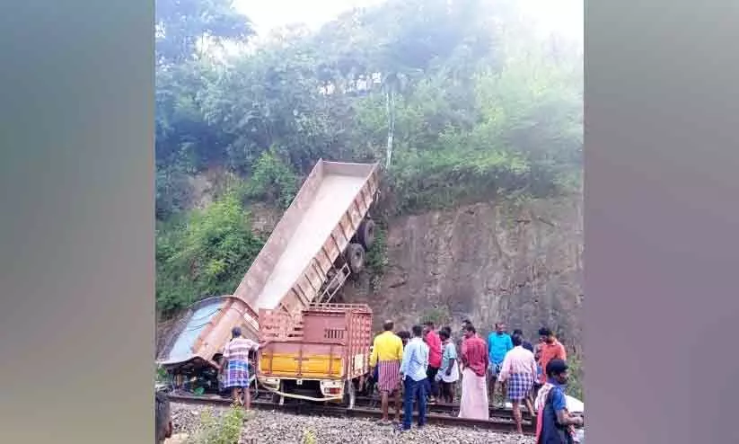 ലോറികൾ കൂട്ടിയിടിച്ച് റെയിൽവേ ട്രാക്കിലേക്ക് മറിഞ്ഞു; ഡ്രൈവർക്ക് പരിക്ക് ലോറികൾ കൂട്ടിയിടിച്ച് റെയിൽവേ ട്രാക്കിലേക്ക് മറിഞ്ഞു; ഡ്രൈവർക്ക് പരിക്ക്