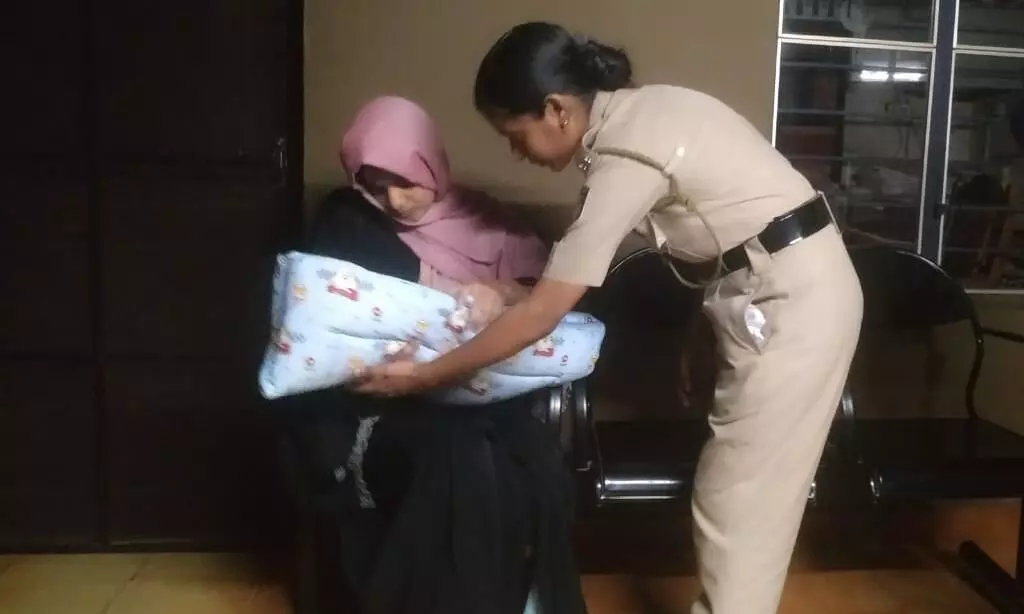 ഭർത്താവും ഭർതൃമാതാവും തട്ടിയെടുത്ത കുഞ്ഞിന് പോറ്റമ്മയായത് പൊലീസുകാരി രമ്യ