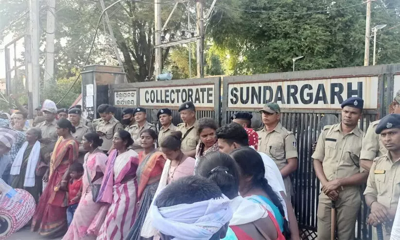 ഡാൽമിയ സിമന്റിന് ഭൂമി ഏറ്റെടുത്തുന്നതിനെരെ ആദിവാസികളുടെ പ്രതിഷേധം ഇരമ്പി ഡാൽമിയ സിമന്റിന് ഭൂമി ഏറ്റെടുത്തുന്നതിനെരെ ആദിവാസികളുടെ പ്രതിഷേധം ഇരമ്പി