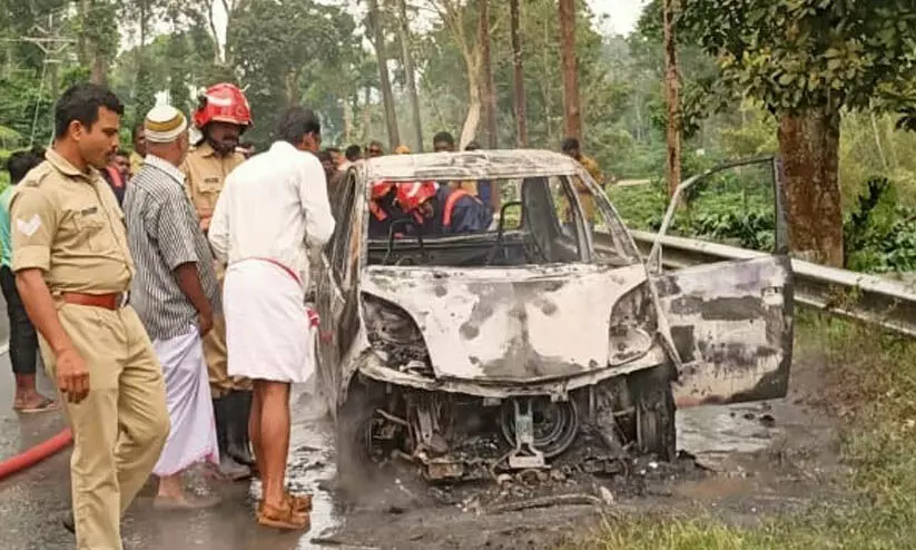 ഓടിക്കൊണ്ടിരിക്കുന്ന കാറിന് തീപിടിച്ചു; ഡ്രൈവർ അത്ഭുതകരമായി രക്ഷപ്പെട്ടു -വിഡിയോ