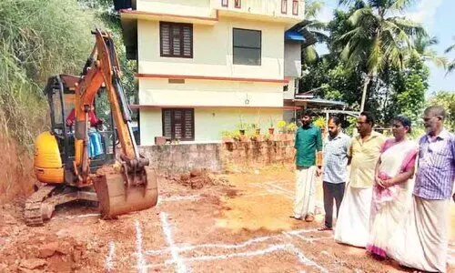 കേരളപ്പിറവിയിൽ വീടിന് കുറ്റിയടിക്കും; മിഥുനും പ്രവീണിനും സന്തോഷപ്പിറവി