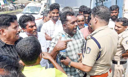 ആവിക്കൽ തോട് പ്ലാന്റ്; സ്ഥലം പരിശോധിക്കനെത്തിയ സംഘത്തെ തടഞ്ഞു, പ്രതിഷേധം