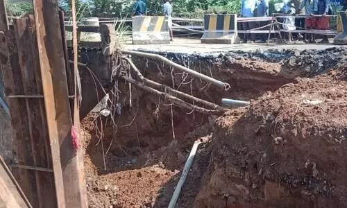 പാലത്തിന്റെ ഒരു ഭാഗം ഇടിഞ്ഞിറങ്ങി പാലത്തിന്റെ ഒരു ഭാഗം ഇടിഞ്ഞിറങ്ങി