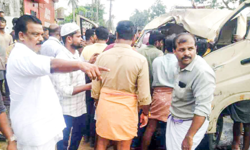 mini lorry collide in mc road