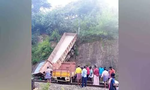 ലോറികൾ കൂട്ടിയിടിച്ച് റെയിൽവേ ട്രാക്കിലേക്ക് മറിഞ്ഞു; ഡ്രൈവർക്ക് പരിക്ക്