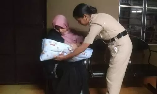 ഭർത്താവും ഭർതൃമാതാവും തട്ടിയെടുത്ത കുഞ്ഞിന് പോറ്റമ്മയായത് പൊലീസുകാരി രമ്യ