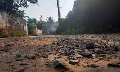 പത്തനാപുരം കല്ലുംകടവ് പാലത്തിന്‍റെ അപ്രോച് റോഡ് ഇടിഞ്ഞു