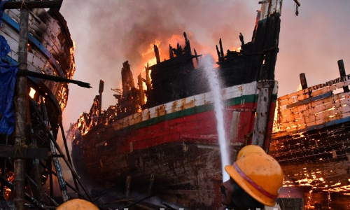 പടക്കത്തിൽ നിന്ന് തീപിടിച്ച് മംഗലാപുരത്ത് മൂന്ന് കാർഗോ ബോട്ടുകൾ കത്തി നശിച്ചു