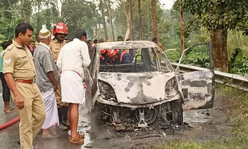 ഓടിക്കൊണ്ടിരിക്കുന്ന കാറിന് തീപിടിച്ചു; ഡ്രൈവർ അത്ഭുതകരമായി രക്ഷപ്പെട്ടു -വിഡിയോ