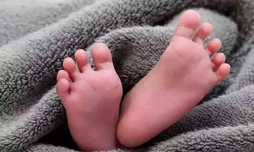 അബോധാവസ്ഥയിൽ ഏഴ് മാസം ആശുപത്രിയിലായിരിക്കെ യുവതി പെൺകുഞ്ഞിന് ജന്മം നൽകി