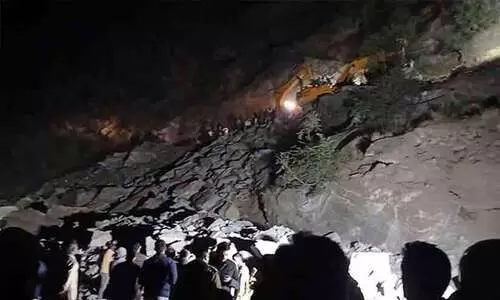 കശ്മീരിൽ തുരങ്കത്തിൽ മണ്ണിടിച്ചിൽ; ഒരാൾ മരിച്ചു, രക്ഷാപ്രവർത്തകർ കുടുങ്ങി