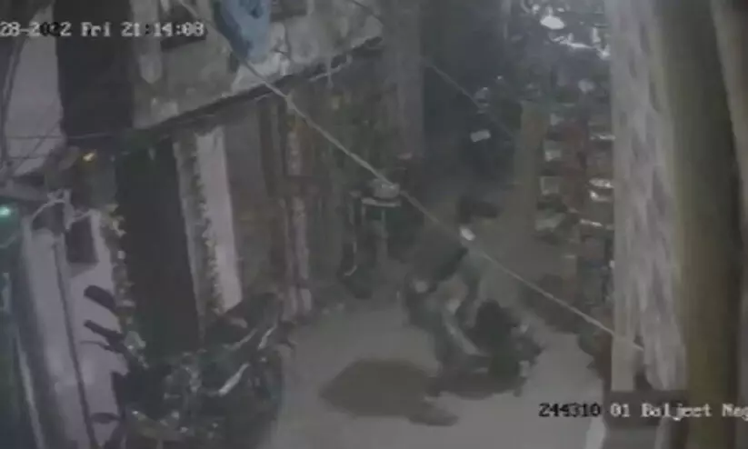 cctv delhi stabbing 09o8786