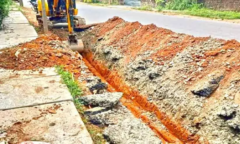 ജപ്പാൻ പദ്ധതി പൈപ്പ് ലൈൻ മാറ്റിസ്ഥാപിക്കാൻ നവീകരിച്ച റോഡ് വീണ്ടും പൊളിക്കുന്നു