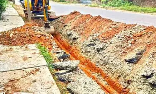 ജപ്പാൻ പദ്ധതി പൈപ്പ് ലൈൻ മാറ്റിസ്ഥാപിക്കാൻ നവീകരിച്ച റോഡ് വീണ്ടും പൊളിക്കുന്നു