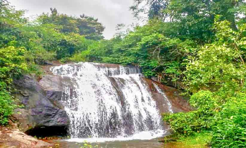 സഞ്ചാരികളെ കാത്ത് കുറിച്യർമല വെള്ളച്ചാട്ടം
