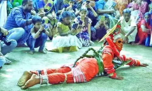 ഇവിടെയുണ്ട്, ഇഴഞ്ഞനുഗ്രഹിക്കുന്ന മുതലത്തെയ്യം