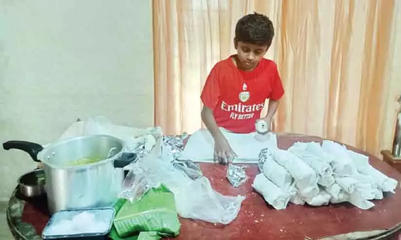 കളിച്ചുകളയാൻ നേരമില്ല; നിഹാൽ ഭക്ഷണമൂട്ടുന്ന തിരക്കിലാണ്