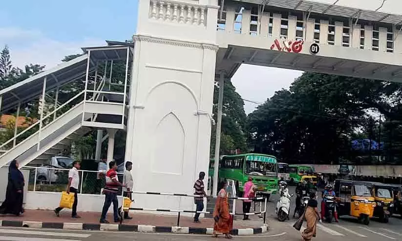 കാൽനട മേൽപാലത്തിൽ കയറാൻ പൊതുജനത്തിന് മടി