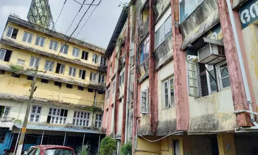 ഷോപ്പിങ് കോംപ്ലക്സ് തകർച്ചയിൽ