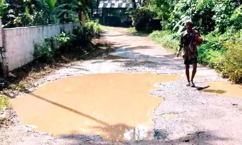 യാത്രക്കാര്‍ക്ക് ദുരിതയാത്ര സമ്മാനിച്ച് കമുകുംചേരി പാത