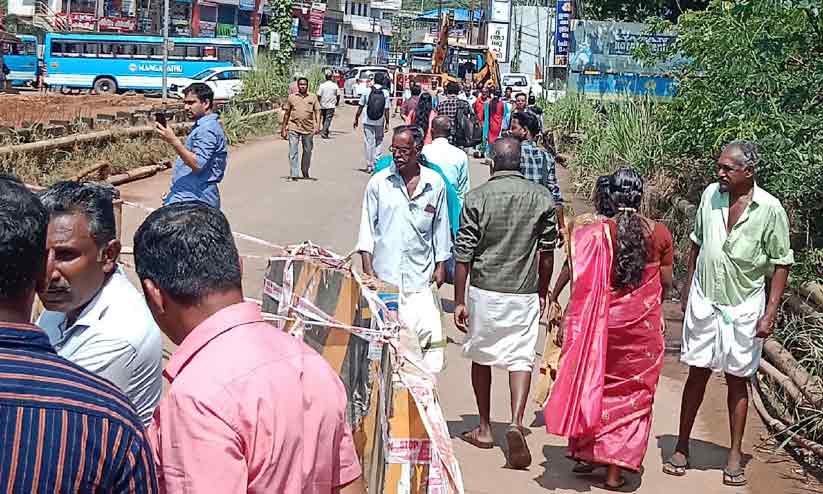 കല്ലുംകടവ് പാലം തകർച്ച; പത്തനാപുരത്ത് ഗതാഗതം താറുമാറായി കല്ലുംകടവ് പാലം തകർച്ച; പത്തനാപുരത്ത് ഗതാഗതം താറുമാറായി