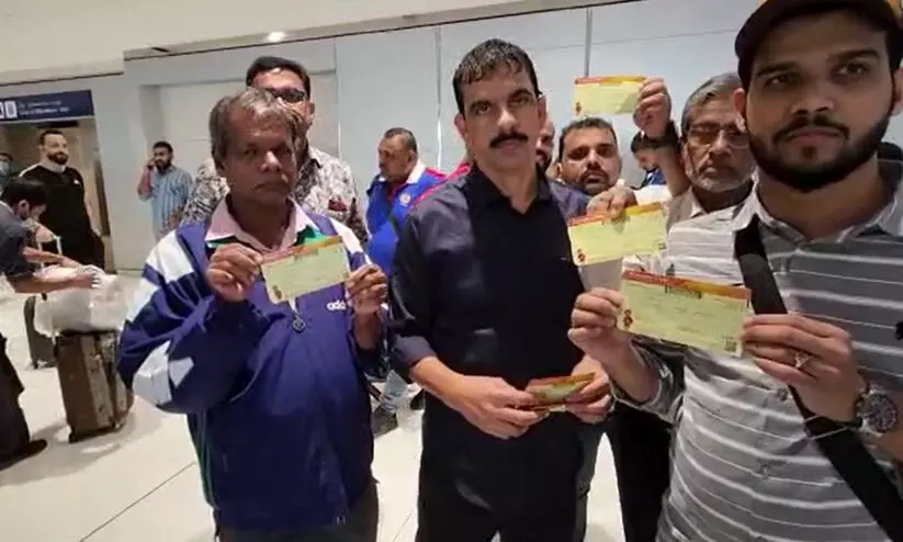 ആറര മണിക്കൂറിന് ശേഷം കണ്ണൂർ വിമാനം ഷാർജയിൽനിന്ന് പറന്നു ആറര മണിക്കൂറിന് ശേഷം കണ്ണൂർ വിമാനം ഷാർജയിൽനിന്ന് പറന്നു