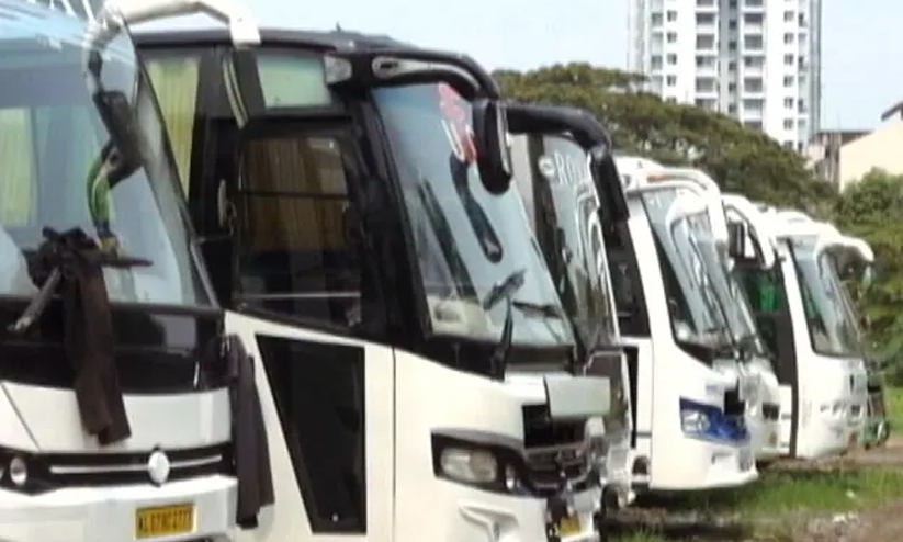 കേരളത്തിൽ ഇരട്ട നികുതി; കൂട്ടത്തോടെ ഓട്ടം നിർത്തി അന്തർ സംസ്ഥാന ബസുകൾ കേരളത്തിൽ ഇരട്ട നികുതി; കൂട്ടത്തോടെ ഓട്ടം നിർത്തി അന്തർ സംസ്ഥാന ബസുകൾ