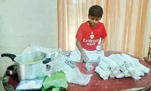 കളിച്ചുകളയാൻ നേരമില്ല; നിഹാൽ ഭക്ഷണമൂട്ടുന്ന തിരക്കിലാണ്