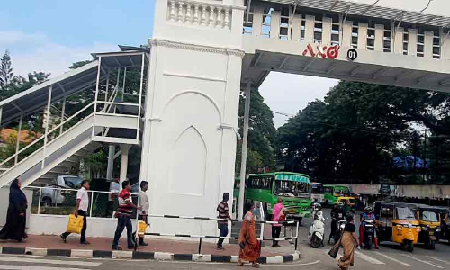 കാൽനട മേൽപാലത്തിൽ കയറാൻ പൊതുജനത്തിന് മടി