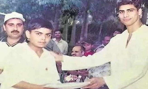 വിരാട് കോലിക്ക് ചെറുപ്പത്തിൽ ​ഋഷി സുനക് സമ്മാനം നൽകുന്ന ചിത്രവുമായി സംഘ്പരിവാർ; സത്യം എന്താണ്?