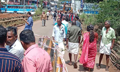 കല്ലുംകടവ് പാലം തകർച്ച; പത്തനാപുരത്ത് ഗതാഗതം താറുമാറായി