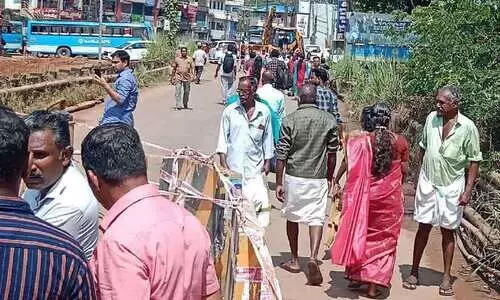 കല്ലുംകടവ് പാലം തകർച്ച; പത്തനാപുരത്ത് ഗതാഗതം താറുമാറായി