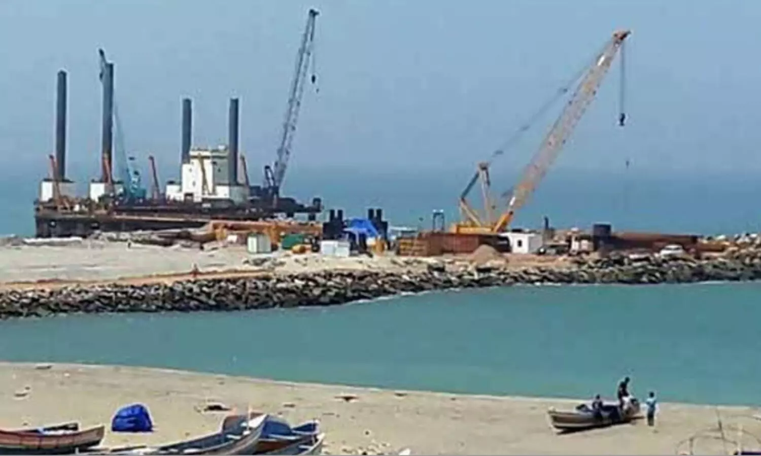 വിഴിഞ്ഞം തുറമുഖ നിർമാണ സ്ഥലത്തേക്കുള്ള എല്ലാ തടസ്സങ്ങളും നീക്കണമെന്ന്​ ഹൈകോടതി