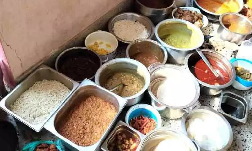 ചാവക്കാട്ട് ഏഴ് ഹോട്ടലുകളിൽനിന്ന് പഴകിയ ഭക്ഷണം പിടിച്ചു ചാവക്കാട്ട് ഏഴ് ഹോട്ടലുകളിൽനിന്ന് പഴകിയ ഭക്ഷണം പിടിച്ചു