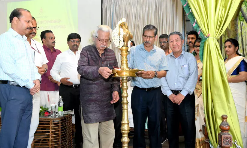 മാതൃഭാഷയില്‍ മലയാളികള്‍ക്ക് അഭിമാനം ഉണ്ടാകണമെന്ന് അടൂര്‍