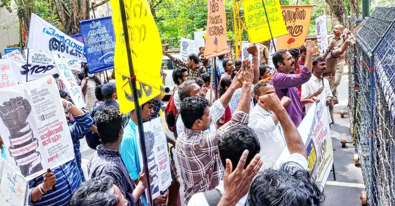 സെക്രട്ടേറിയറ്റിലേക്കും രാജ്ഭവനിലേക്കും യുവജന മാർച്ച് നടത്തി സെക്രട്ടേറിയറ്റിലേക്കും രാജ്ഭവനിലേക്കും യുവജന മാർച്ച് നടത്തി