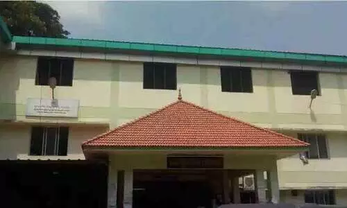 ജില്ല ആശുപത്രിയിലെ ശുചിമുറി വൃത്തിയാക്കാൻ കയറിയ ജീവനക്കാർക്ക് ദേഹാസ്വാസ്ഥ്യം