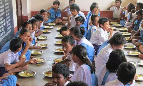 സ്‌കൂള്‍ ഉച്ചഭക്ഷണ പദ്ധതിയെ സർക്കാർ ശ്വാസംമുട്ടിക്കുന്നെന്ന്