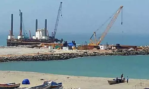 വിഴിഞ്ഞം തുറമുഖ നിർമാണ സ്ഥലത്തേക്കുള്ള എല്ലാ തടസ്സങ്ങളും നീക്കണമെന്ന്​ ഹൈകോടതി