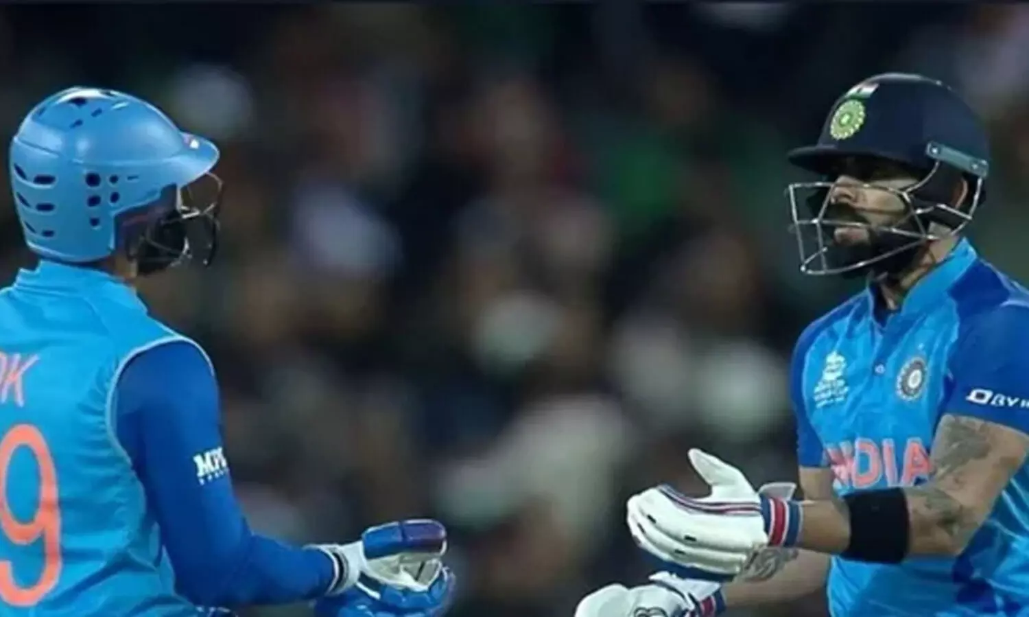 വിരാട് കോഹ്‌ലി ദിനേശ് കാർത്തിക്കിന്‍റെ കരിയർ അവസാനിപ്പിച്ചു; റണ്ണൗട്ടിനു പിന്നാലെ ട്വിറ്ററിൽ ആരാധകർ