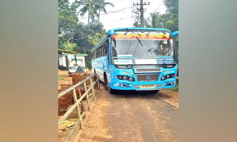 എസ്റ്റേറ്റ് മുക്ക്-തലയാട്-കക്കയം റോഡ് മുഴുവൻ പൊളിച്ചു; ഓട്ടം നിർത്തുമെന്ന് ബസുടമകൾ