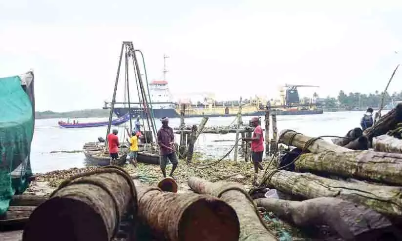 ഫോർട്ട്​കൊച്ചി തീരത്തെ തകർന്ന ചീനവലകളുടെ പുനർനിർമാണം തുടങ്ങി