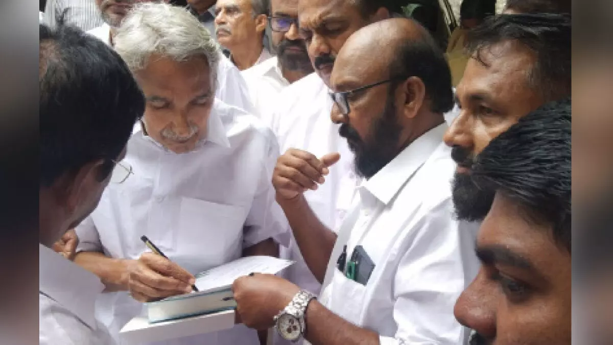 കുഞ്ഞൂഞ്ഞെത്തി; പരിഭവം മറന്ന് പുതുപ്പള്ളിക്കാർ കുഞ്ഞൂഞ്ഞെത്തി; പരിഭവം മറന്ന് പുതുപ്പള്ളിക്കാർ