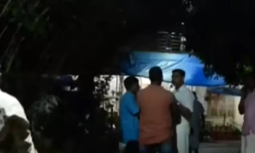 പോക്സോ കേസ് പ്രതിയായ അധ്യാപകന്റെ വീടിന് നേരെ ആക്രമണം; ഭാര്യക്ക് പരിക്ക്