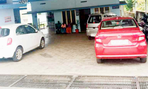 രോഗികൾ പടിക്കുപുറത്ത്; അത്യാഹിത വിഭാഗത്തിൽ കാറുകൾ