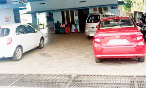 രോഗികൾ പടിക്കുപുറത്ത്; അത്യാഹിത വിഭാഗത്തിൽ കാറുകൾ