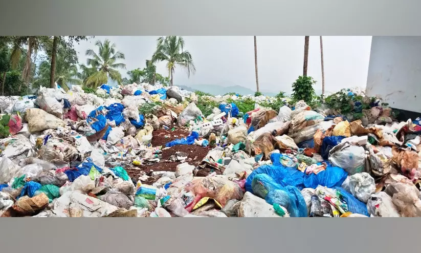 മാലിന്യസംസ്കരണ പ്ലാന്റ് പ്രവർത്തനമാരംഭിച്ചില്ല; കണ്ടാലമലയിലെ മാലിന്യക്കൂമ്പാരം ദുരിതമാകുന്നതായി പരാതി മാലിന്യസംസ്കരണ പ്ലാന്റ് പ്രവർത്തനമാരംഭിച്ചില്ല; കണ്ടാലമലയിലെ മാലിന്യക്കൂമ്പാരം ദുരിതമാകുന്നതായി പരാതി