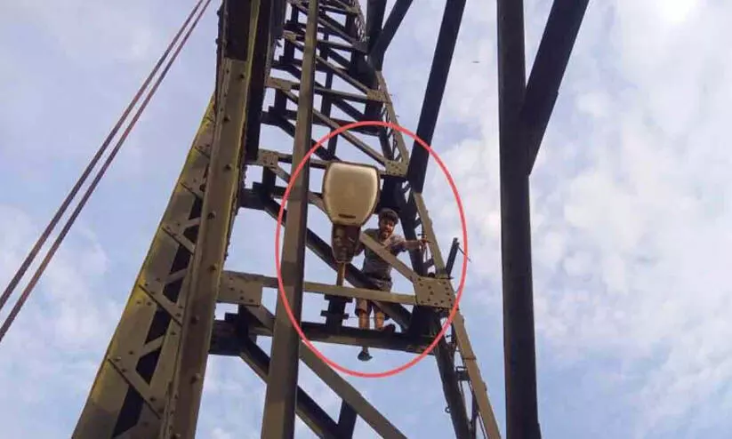 കസ്റ്റഡിയിലെടുത്ത സഹോദരനെ കാണാൻ യുവാവിന്റെ ആത്മഹത്യാ ഭീഷണി കസ്റ്റഡിയിലെടുത്ത സഹോദരനെ കാണാൻ യുവാവിന്റെ ആത്മഹത്യാ ഭീഷണി