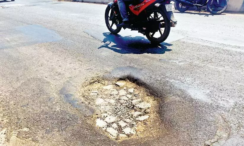 പാപ്പിനിശ്ശേരി മേൽപാലത്തിൽ സർവത്ര വിള്ളലും കുഴികളും പാപ്പിനിശ്ശേരി മേൽപാലത്തിൽ സർവത്ര വിള്ളലും കുഴികളും