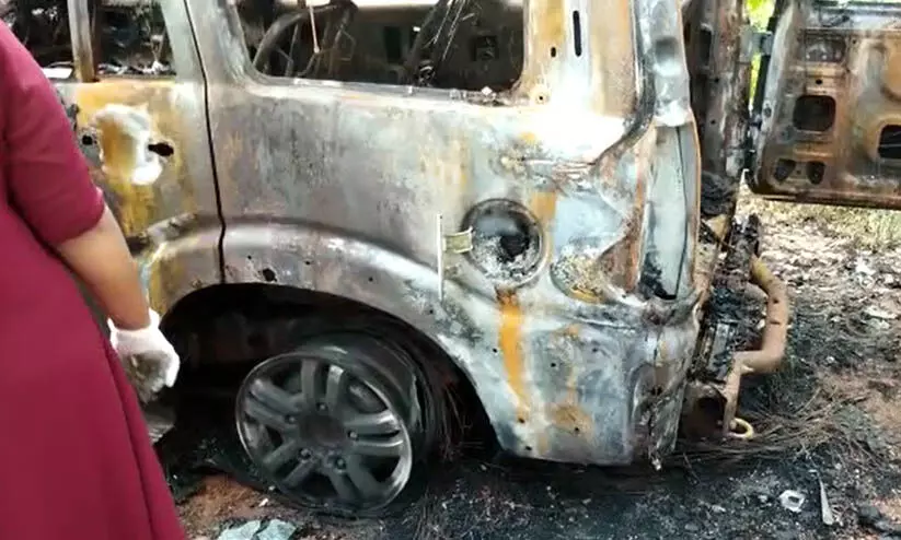 വീട്ടുമുറ്റത്ത് നിർത്തിയിട്ട കാർ കത്തി നശിച്ചു വീട്ടുമുറ്റത്ത് നിർത്തിയിട്ട കാർ കത്തി നശിച്ചു